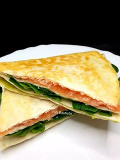 Una foto de Tortilla wraps hack de salmón (quesadilla)