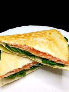 Una foto de Tortilla wraps hack de salmón (quesadilla)