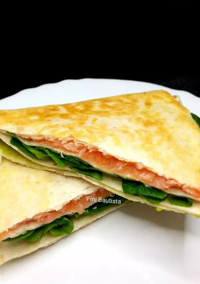 Una foto de Tortilla wraps hack de salmón (quesadilla)