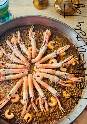 Una foto de Paella de langostinos y cigalas 🦞 🦐 🥘
