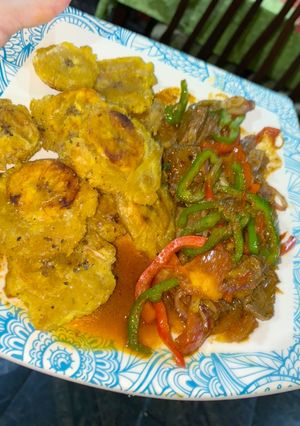 Una foto de Patacones al ajillo con bistec de hígado