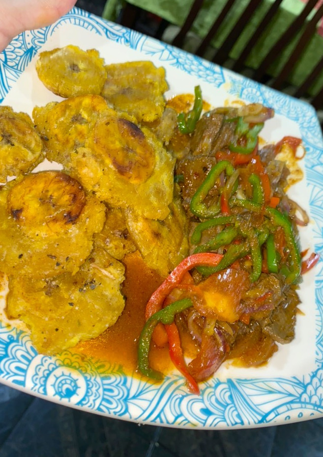 Una foto de Patacones al ajillo con bistec de hígado