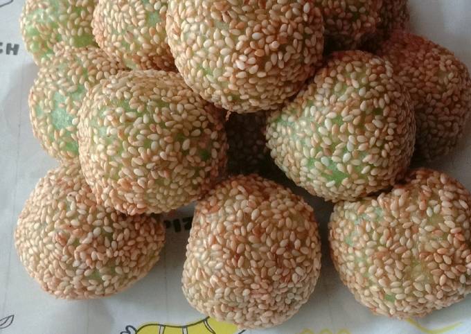 Cara Gampang Menyiapkan Onde - Onde Pandan Keju yang Enak