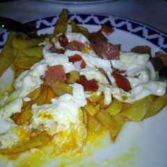 Una foto de Revuelto de patatas huevo y jamón
