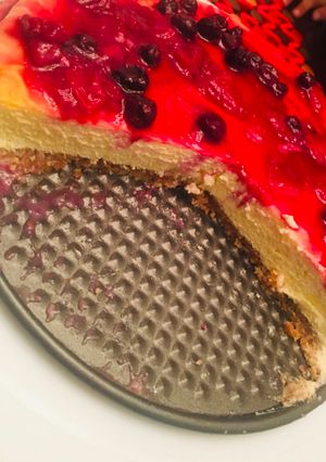 A picture of Cheesecake with strawberry topping🍓🍽🍓.