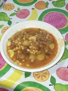 Una foto de Alubias estofadas con verduras y jamón serrano
