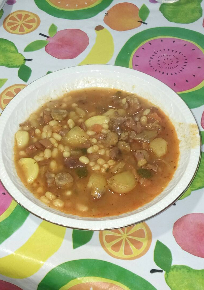 Una foto de Alubias estofadas con verduras y jamón serrano