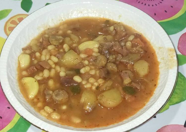 Alubias estofadas con verduras y jamón serrano