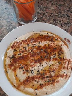 Una foto de Hummus con pimentón picante