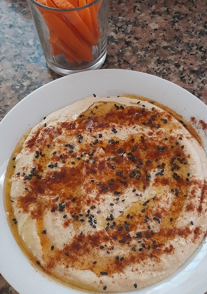 Una foto de Hummus con pimentón picante