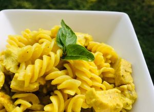 Une photo de Fusilli au poulet, curry et fromage