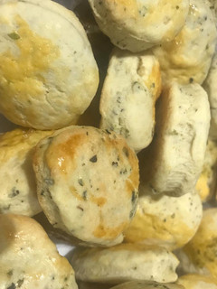 Una foto de Scones queso y orégano 🌿🧀♥️