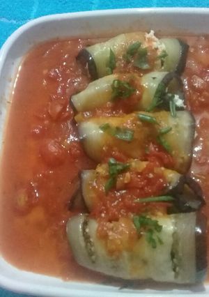 Una foto de Rolls de berenjena ricota y acelga con una salsa natural roja
