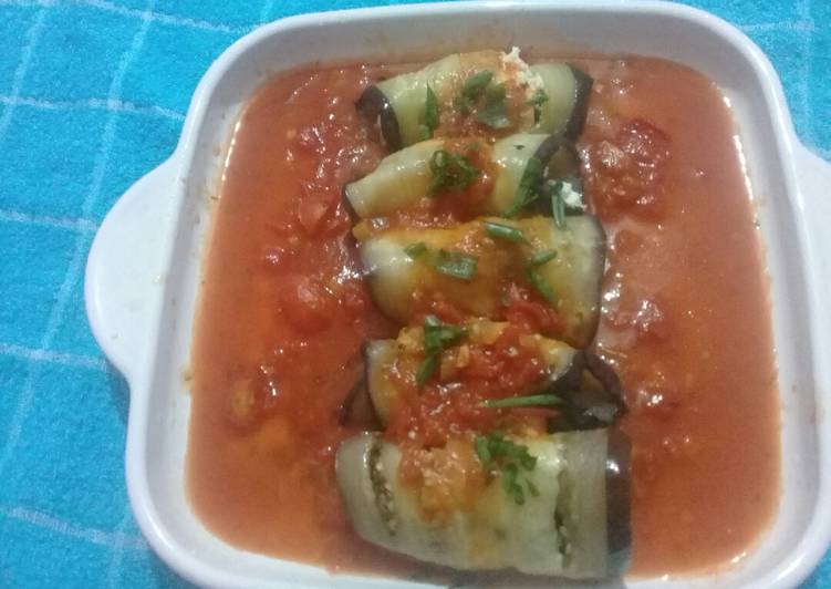 Rolls de berenjena ricota y acelga con una salsa natural roja