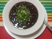 Una foto de frijoles negros