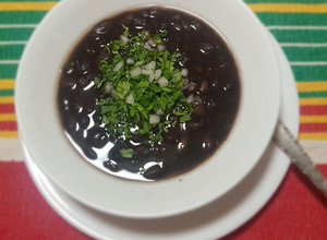 Una foto de Frijoles negros de la olla (express) de la abuela