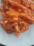 Ropa vieja de pollo con sofrito de tomate
