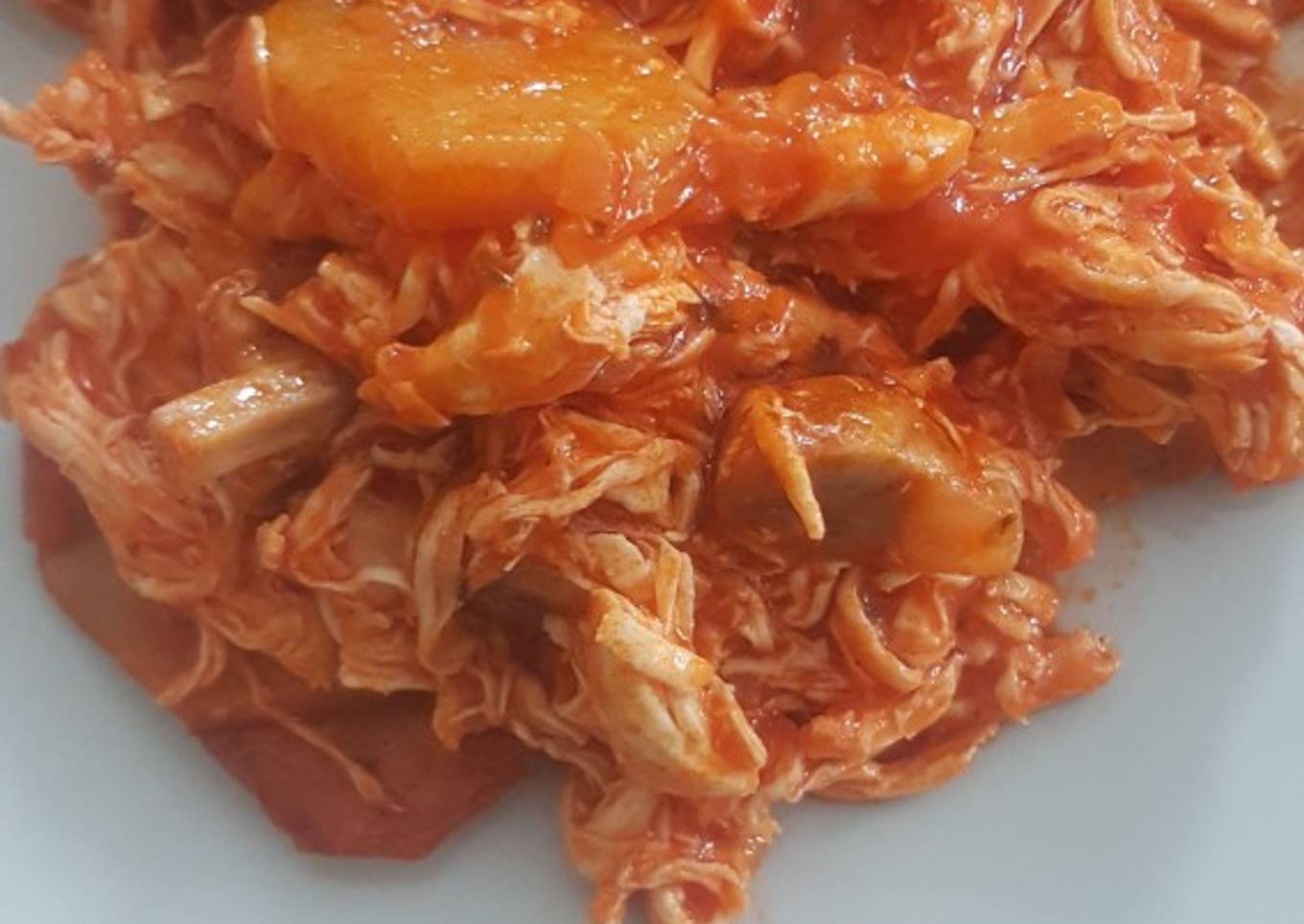 Ropa vieja de pollo con sofrito de tomate