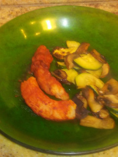 Una foto de Rape al pimentón con boletus y calabacín