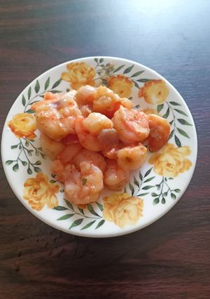 Una foto de Camarones al ajillo con verduras
