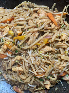 Una foto de Pasta de arroz al wok