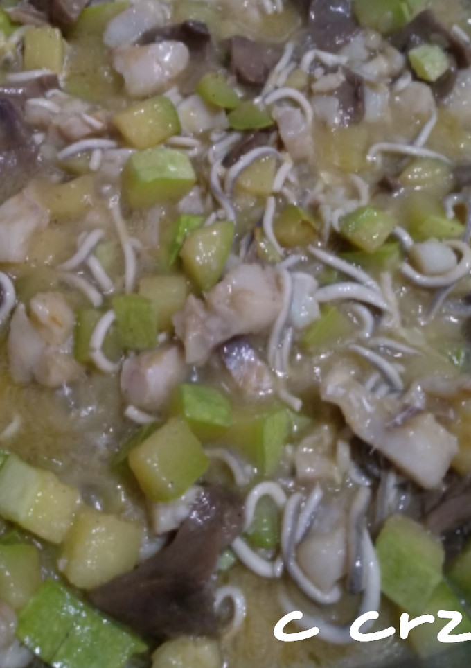 Una foto de Del huerto y de la mar, calabacín con gulas