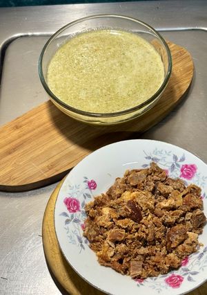 Una foto de *QUESADILLAS DE TORTILLA DE HARINA CON CHICHARRÓN Y SALSA GUERA*