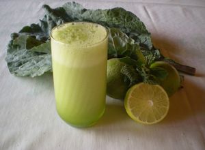 Foto de Suco detox de couve com limão 🍋🥬