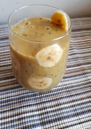A picture of Chia Kiwi banana smoothie.