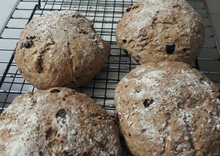 Whole wheat bread with seeds and dry fruits