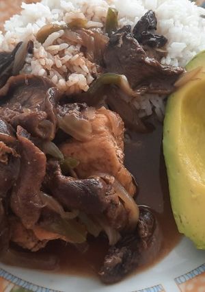 Una foto de Pollo con hongos