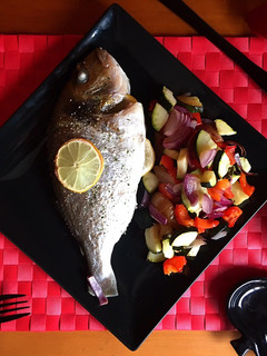 Una foto de Dorada al horno con verduras