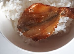 Hình của món Cơm trắng ăn cùng khô cá lù đù ngọt.