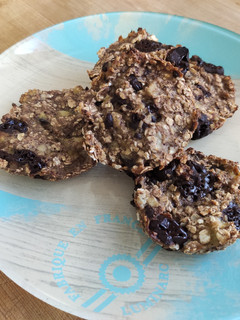 Una foto de Galletas de platano, chocolate y avena