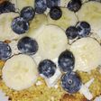 Tortilla de avena con dos claras, pasta de maní frutos rojos,