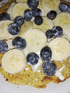 Una foto de Tortilla de avena con dos claras, pasta de maní frutos rojos,