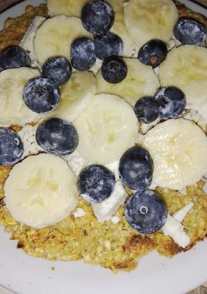 Una foto de Tortilla de avena con dos claras, pasta de maní frutos rojos,