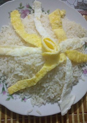 Una foto de Arroz decorado con huevo