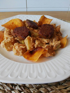 Una foto de Patatas con salsa de garbanzos