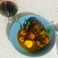Una foto de Rabo de toro _ Vaca al vino tinto y a mi gusto