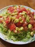 Linguine de zucchini con salsa de palta y tomate