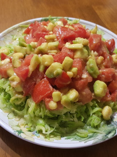 Una foto de Linguine de zucchini con salsa de palta y tomate