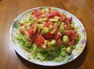Una foto de Linguine de zucchini con salsa de palta y tomate