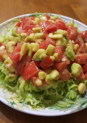 Una foto de Linguine de zucchini con salsa de palta y tomate
