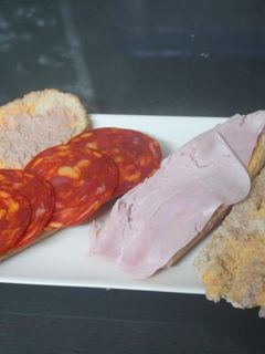 Una foto de Bocadillo de jamón y chorizo con paté
