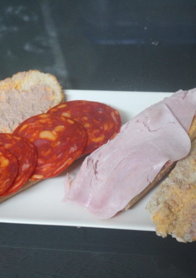 Una foto de Bocadillo de jamón y chorizo con paté