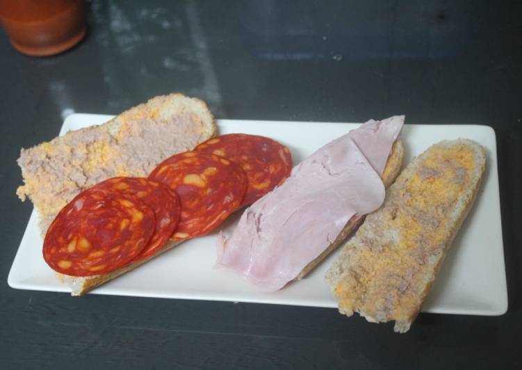 Bocadillo de jamón y chorizo con paté