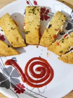 डोमिनोज स्टाइल गार्लिक चीज़ ब्रेड (Dominos style garlic cheese bread recipe in hindi) रेसिपी मुख्य फोटो