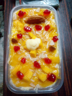 मैंगो कस्टर्ड ट्रिफल पुडिंग (Mango custard trifle pudding recipe in hindi) रेसिपी मुख्य फोटो