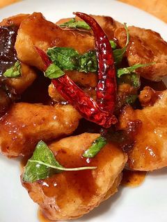 รูปของ CRISPY FISH WITH TAMARIND SAUCE | เนื้อปลาเน้นๆ ทอดกรอบราดซอสมะขาม